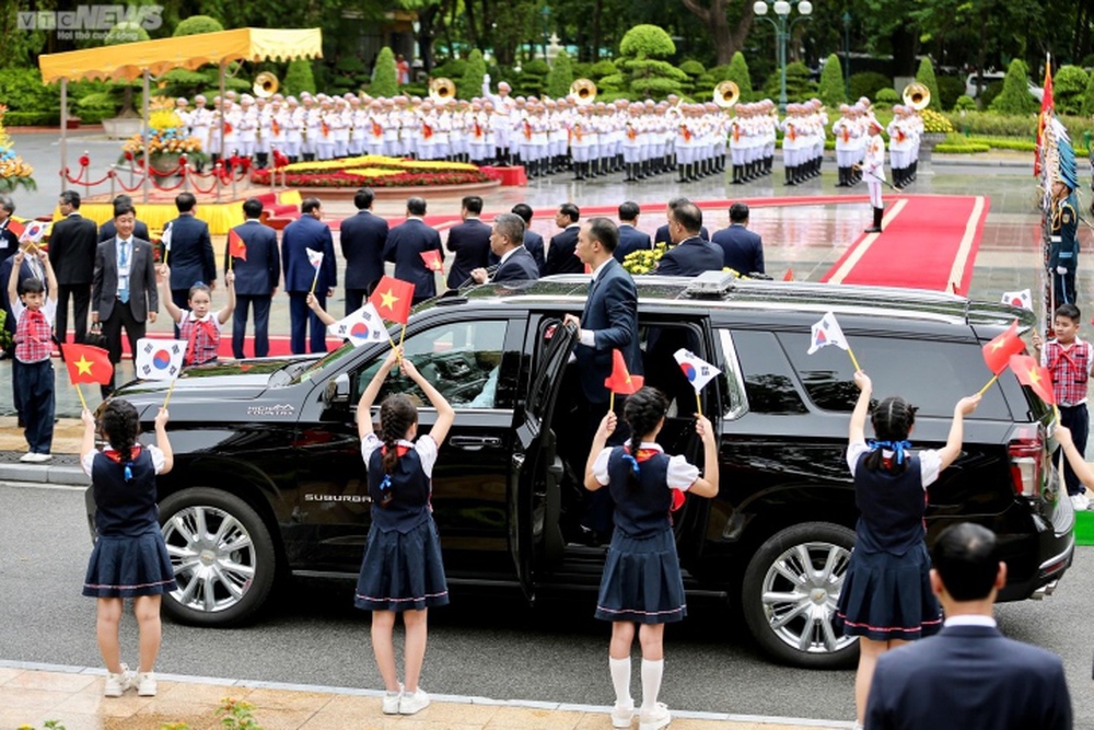 Bắn 21 phát đại bác chào đón Tổng thống Hàn Quốc Yoon Suk-yeol thăm Việt Nam - Ảnh 14.