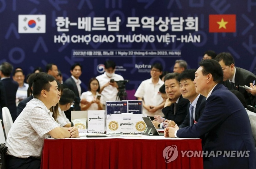 Tổng thống Hàn Quốc hào hứng ăn thử bánh mì kim chi tại Việt Nam - Ảnh 4.
