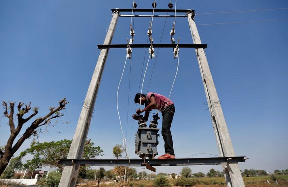 Ấn Độ giảm giá điện ban ngày, tăng giá vào ban đêm - Ảnh 1.