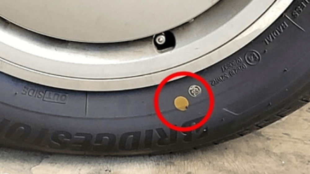 Những chấm tròn vàng, đỏ trên lốp ô tô có tác dụng gì? - Ảnh 1.