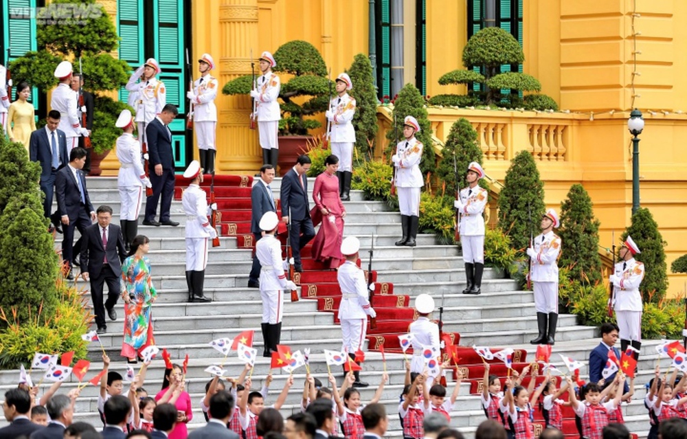 Bắn 21 phát đại bác chào đón Tổng thống Hàn Quốc Yoon Suk-yeol thăm Việt Nam - Ảnh 13.