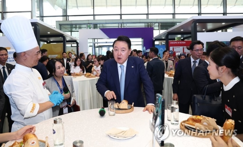 Tổng thống Hàn Quốc hào hứng ăn thử bánh mì kim chi tại Việt Nam - Ảnh 2.