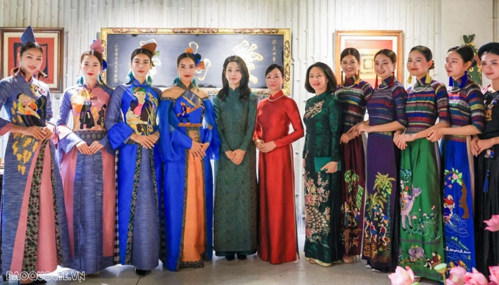 Phu nhân lãnh đạo Việt Nam - Hàn Quốc thưởng trà, xem biểu diễn áo dài - Ảnh 8.
