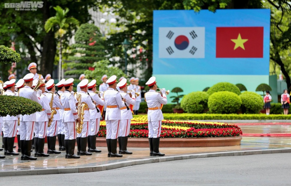 Bắn 21 phát đại bác chào đón Tổng thống Hàn Quốc Yoon Suk-yeol thăm Việt Nam - Ảnh 12.