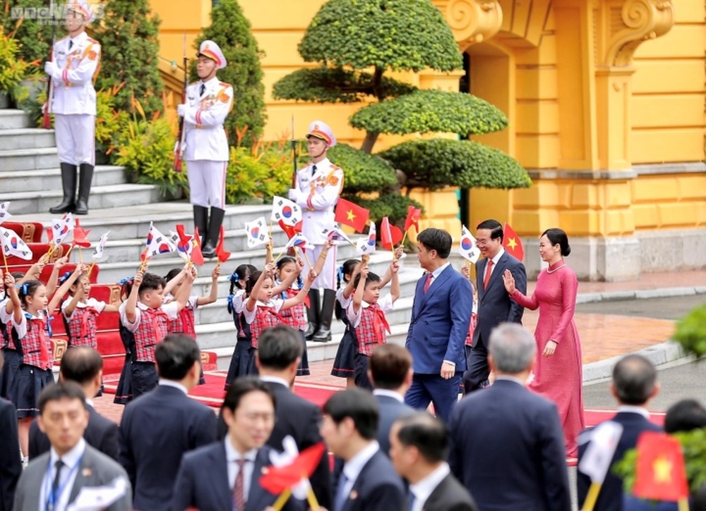 Bắn 21 phát đại bác chào đón Tổng thống Hàn Quốc Yoon Suk-yeol thăm Việt Nam - Ảnh 10.