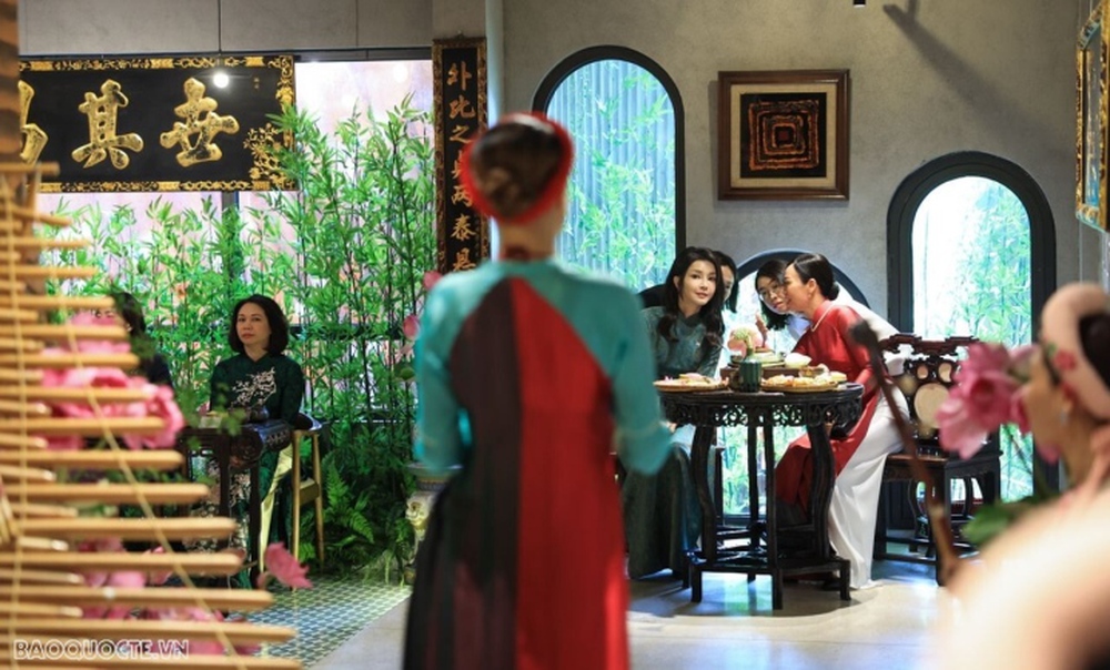 Phu nhân lãnh đạo Việt Nam - Hàn Quốc thưởng trà, xem biểu diễn áo dài - Ảnh 3.