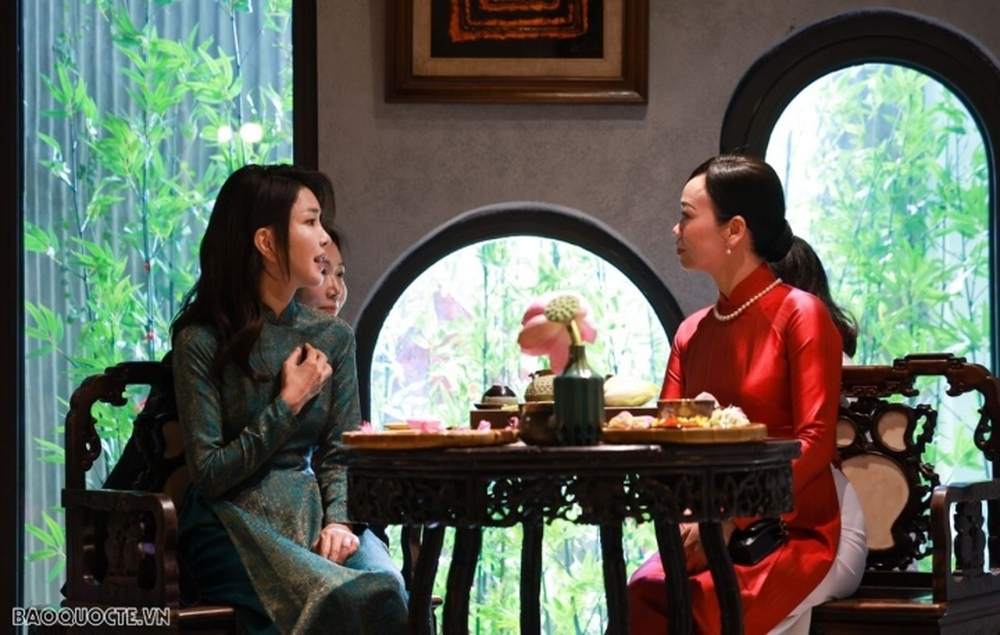 Phu nhân lãnh đạo Việt Nam - Hàn Quốc thưởng trà, xem biểu diễn áo dài - Ảnh 2.