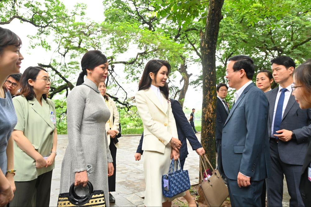 Chủ tịch nước Võ Văn Thưởng cùng Tổng thống Hàn Quốc ăn sáng, đi dạo bên Hồ Gươm - Ảnh 4.