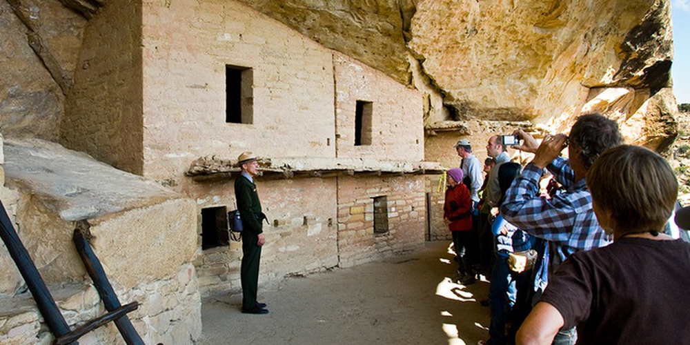 Độc đáo cung điện nằm lọt thỏm bên trong vách đá, kích thước khủng với hơn 150 căn phòng - Ảnh 5.
