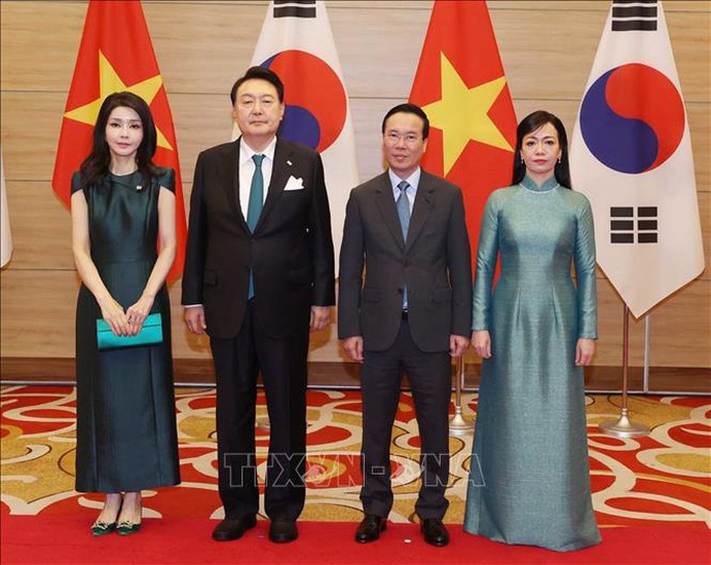 Tặng Tổng thống Hàn Quốc và Phu nhân bức chân dung làm từ lá sen - Ảnh 4.