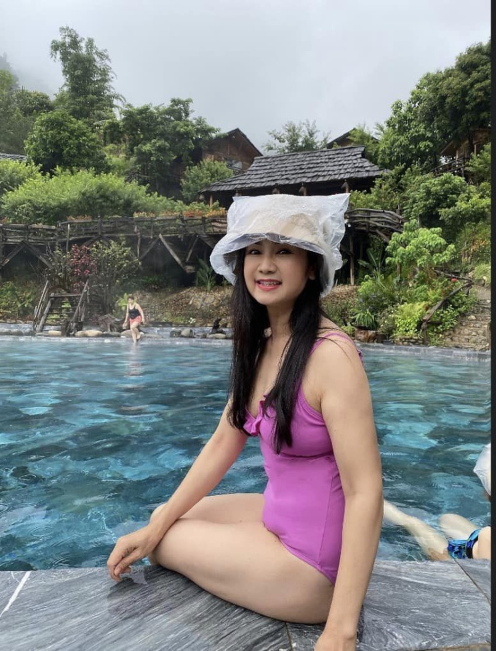 NSND Thu Hà diện áo tắm khoe đường cong ở tuổi 54 - Ảnh 2.