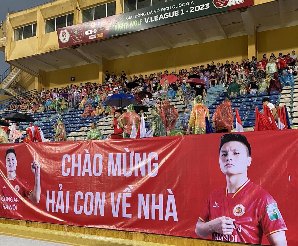 Quang Hải ra mắt tại sân Hàng Đẫy, khán giả CLB CAHN chào đón bằng tấm banner gây chú ý - Ảnh 2.