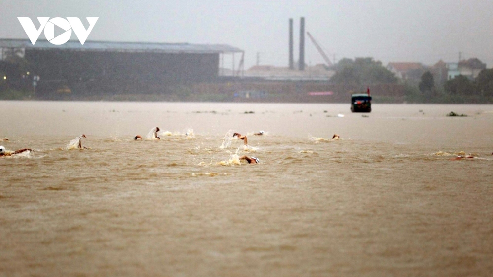 Một học sinh mất tích trên sông Cấm khi tham gia Hội bơi tại Đông Triều - Ảnh 2.
