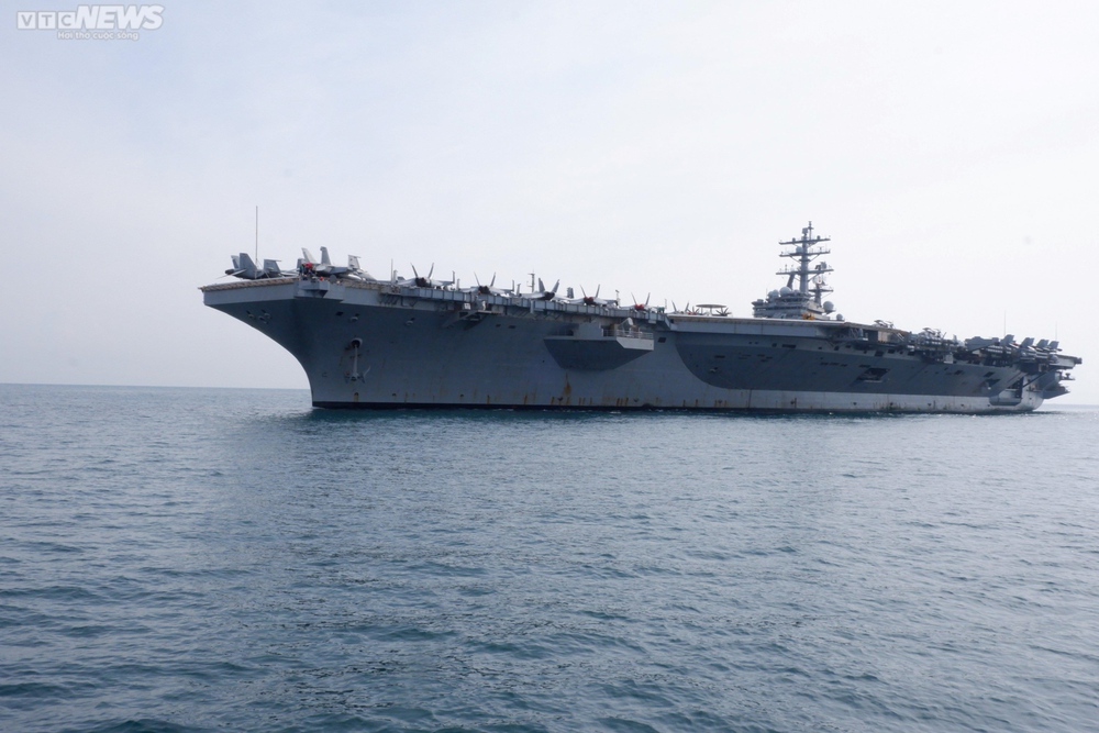 Tàu sân bay Mỹ USS Ronald Reagan cập cảng Đà Nẵng - Ảnh 1.
