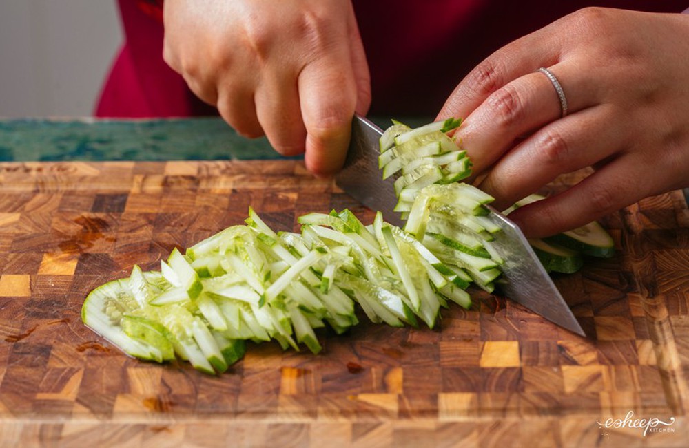 Tuyệt chiêu làm kimbap mùa hè siêu dễ, siêu ngon - Ảnh 8.