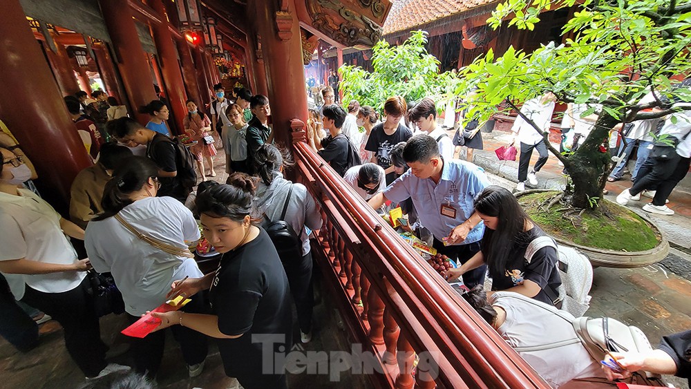 Nghìn sĩ tử đội mưa thắp hương cầu may ở Văn Miếu trước kỳ thi tốt nghiệp THPT 2023 - Ảnh 2.