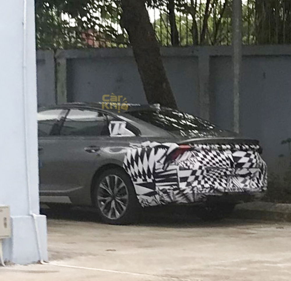 Kia K8 lần đầu lộ diện tại Việt Nam: Trên hạng Camry, nội thất sang chảnh không thua xe sang - Ảnh 1.