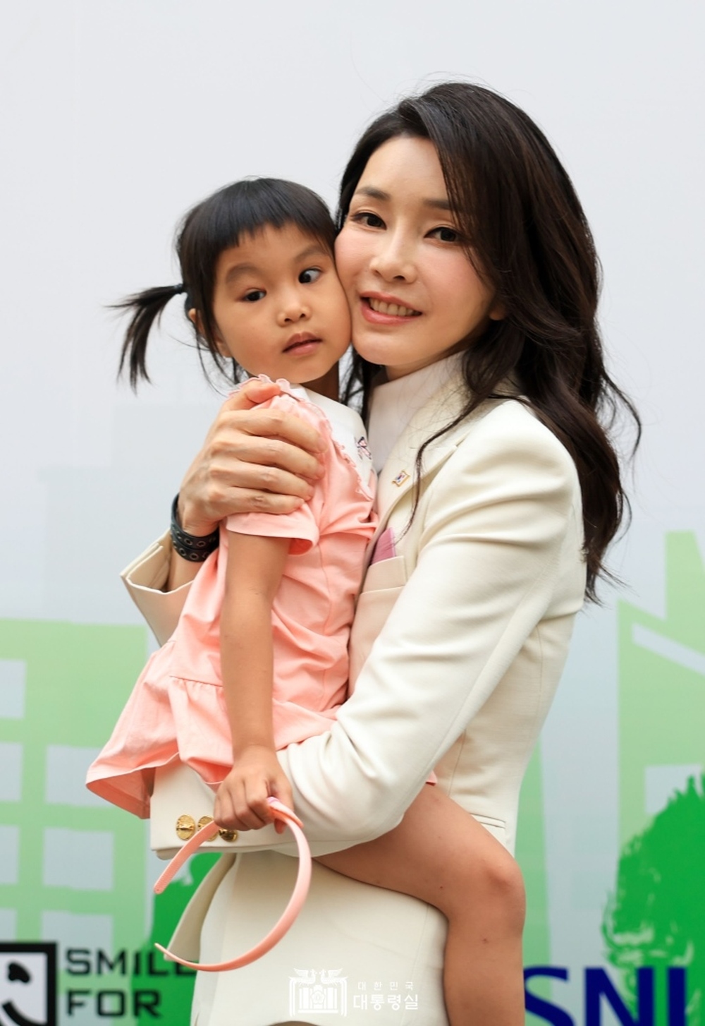 Đệ nhất phu nhân Hàn Quốc bắn tim trong chuyến thăm cơ sở Vì nụ cười trẻ thơ - Ảnh 6.