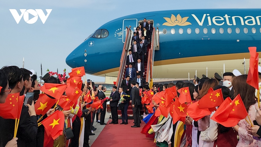 Thủ tướng tới Bắc Kinh, bắt đầu thăm chính thức Trung Quốc và dự Hội nghị WEF - Ảnh 3.