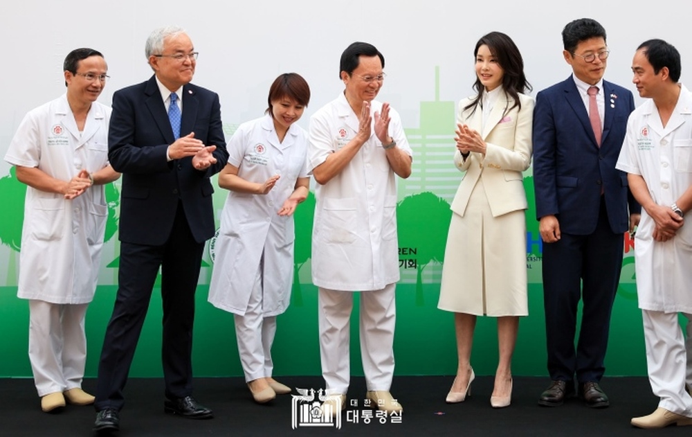 Đệ nhất phu nhân Hàn Quốc bắn tim trong chuyến thăm cơ sở Vì nụ cười trẻ thơ - Ảnh 5.