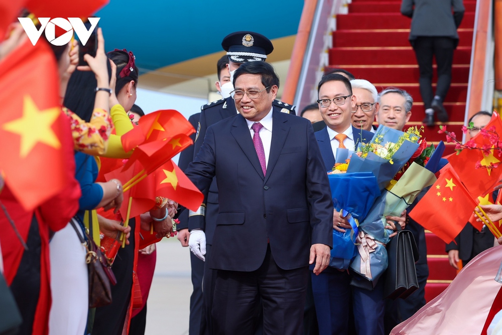 Thủ tướng tới Bắc Kinh, bắt đầu thăm chính thức Trung Quốc và dự Hội nghị WEF - Ảnh 2.