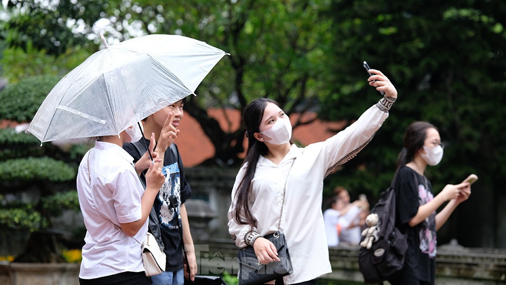 Nghìn sĩ tử đội mưa thắp hương cầu may ở Văn Miếu trước kỳ thi tốt nghiệp THPT 2023 - Ảnh 13.