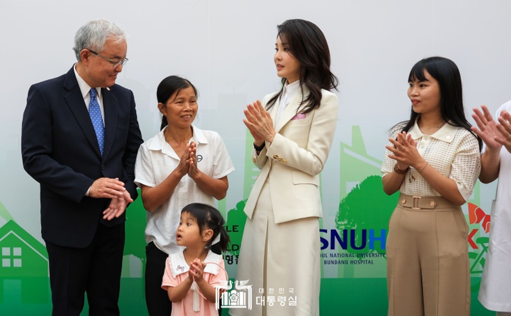 Đệ nhất phu nhân Hàn Quốc bắn tim trong chuyến thăm cơ sở Vì nụ cười trẻ thơ - Ảnh 4.