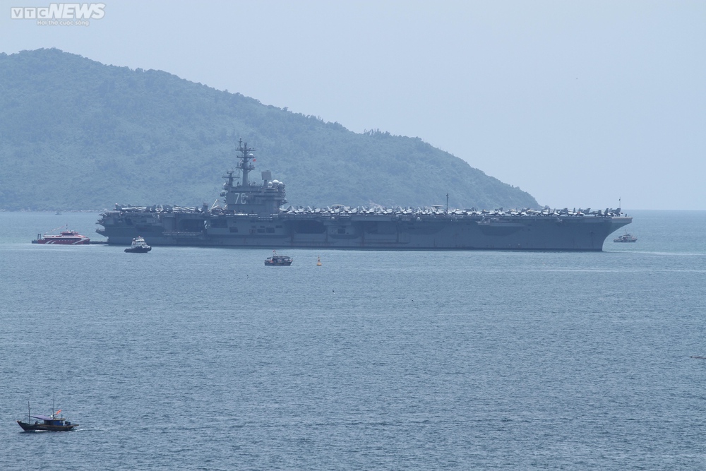 Tàu sân bay Mỹ USS Ronald Reagan cập cảng Đà Nẵng - Ảnh 6.