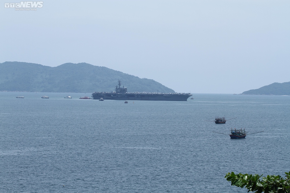 Tàu sân bay Mỹ USS Ronald Reagan cập cảng Đà Nẵng - Ảnh 5.