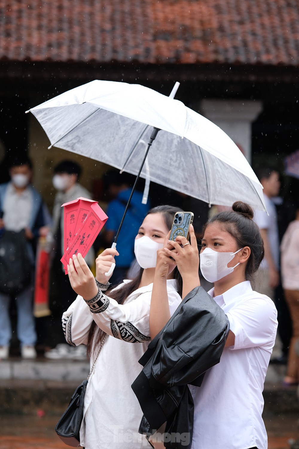 Nghìn sĩ tử đội mưa thắp hương cầu may ở Văn Miếu trước kỳ thi tốt nghiệp THPT 2023 - Ảnh 10.