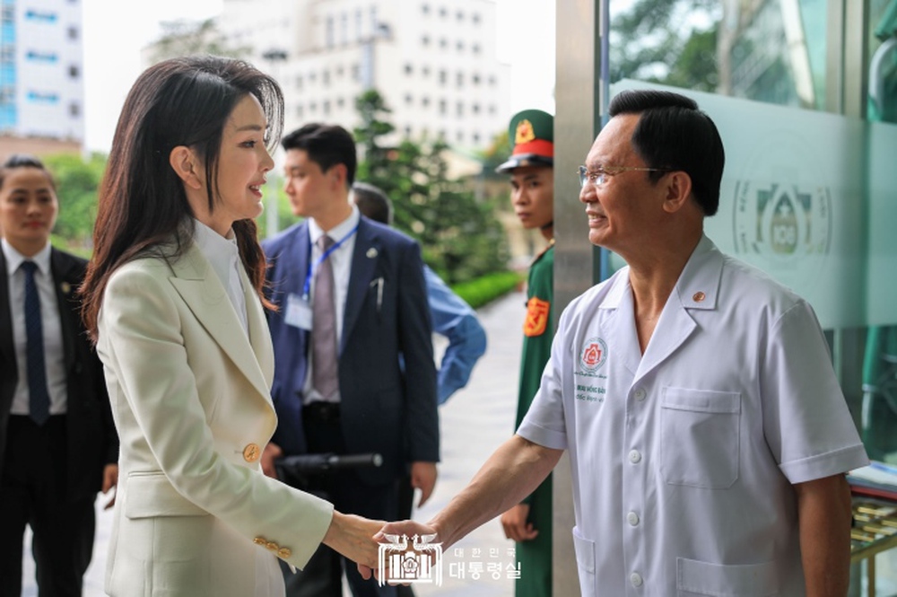 Đệ nhất phu nhân Hàn Quốc bắn tim trong chuyến thăm cơ sở Vì nụ cười trẻ thơ - Ảnh 1.