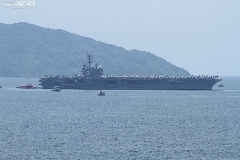 Tàu sân bay Mỹ USS Ronald Reagan cập cảng Đà Nẵng - Ảnh 4.