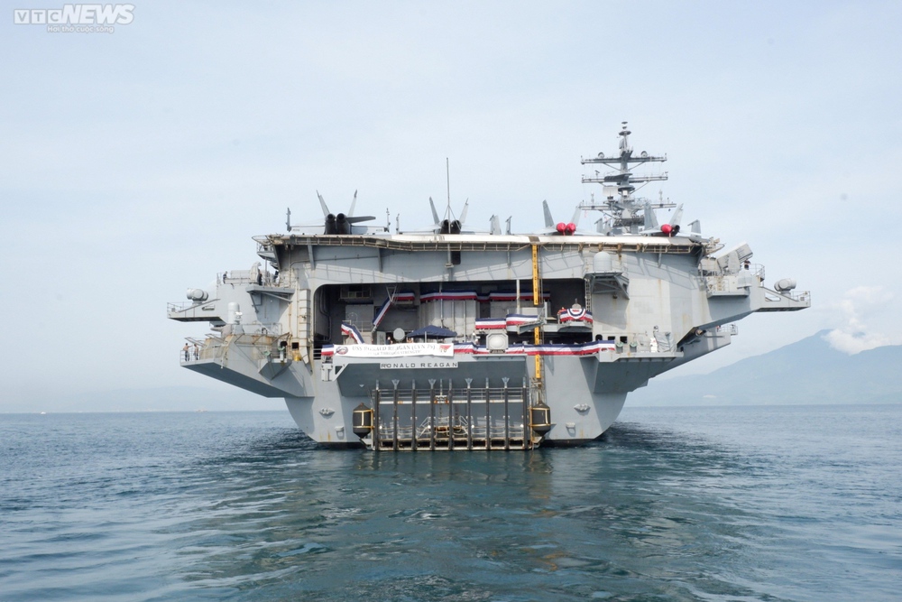 Tàu sân bay Mỹ USS Ronald Reagan cập cảng Đà Nẵng - Ảnh 3.