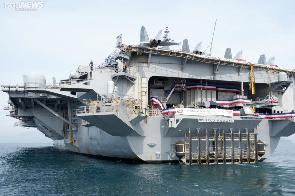 Tàu sân bay Mỹ USS Ronald Reagan cập cảng Đà Nẵng - Ảnh 2.