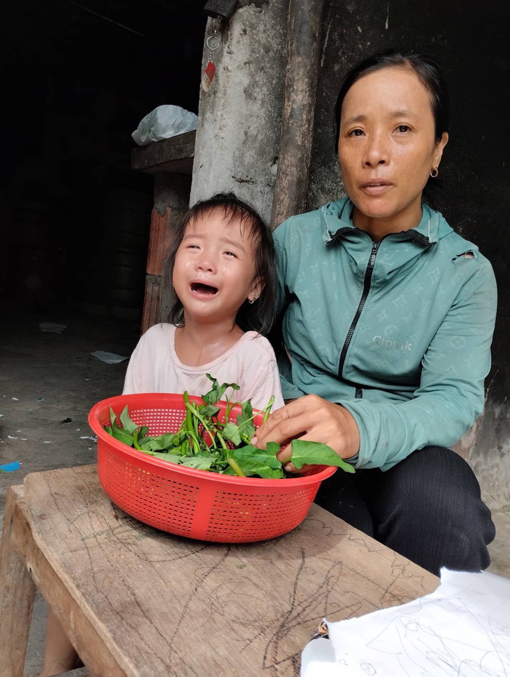 Chạy chữa 10 năm mới sinh được con, người phụ nữ khóc nghẹn khi con mắc bệnh quái ác