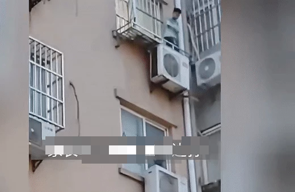 Trung Quốc: Cậu bé nhảy từ tầng 5 xuống vì bị bố mẹ cầm sào đuổi đánh - Ảnh 2.