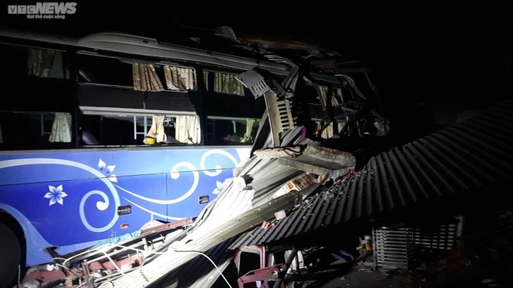 Xe khách tông sập nhà dân ở Phú Yên: Chủ nhà thoát nạn nhờ ra ngoài ăn tối - Ảnh 5.