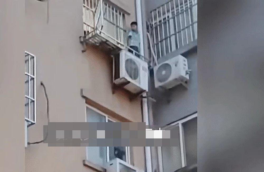Trung Quốc: Cậu bé nhảy từ tầng 5 xuống vì bị bố mẹ cầm sào đuổi đánh - Ảnh 1.