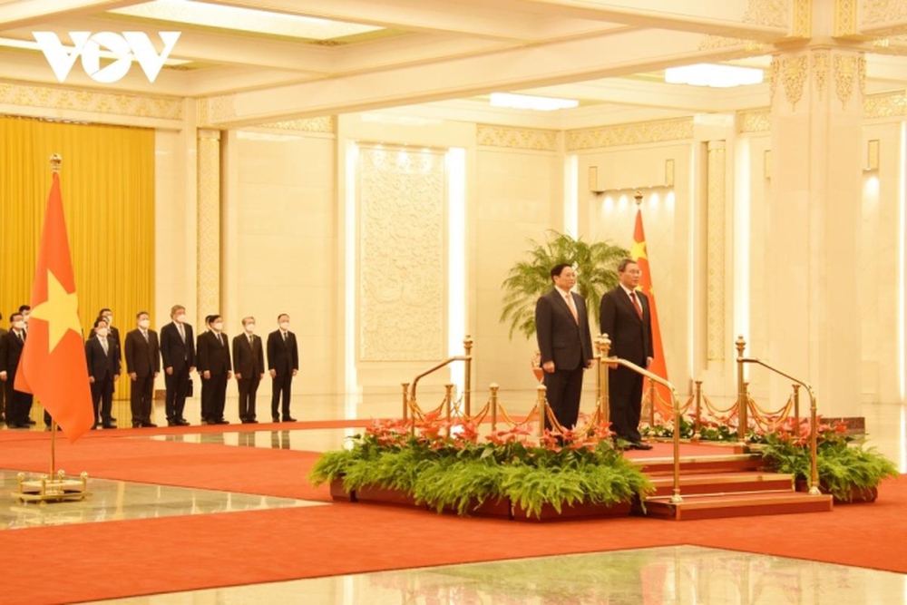 Thủ tướng Trung Quốc đón Thủ tướng Việt Nam, chứng kiến lễ ký 6 văn kiện hợp tác - Ảnh 2.