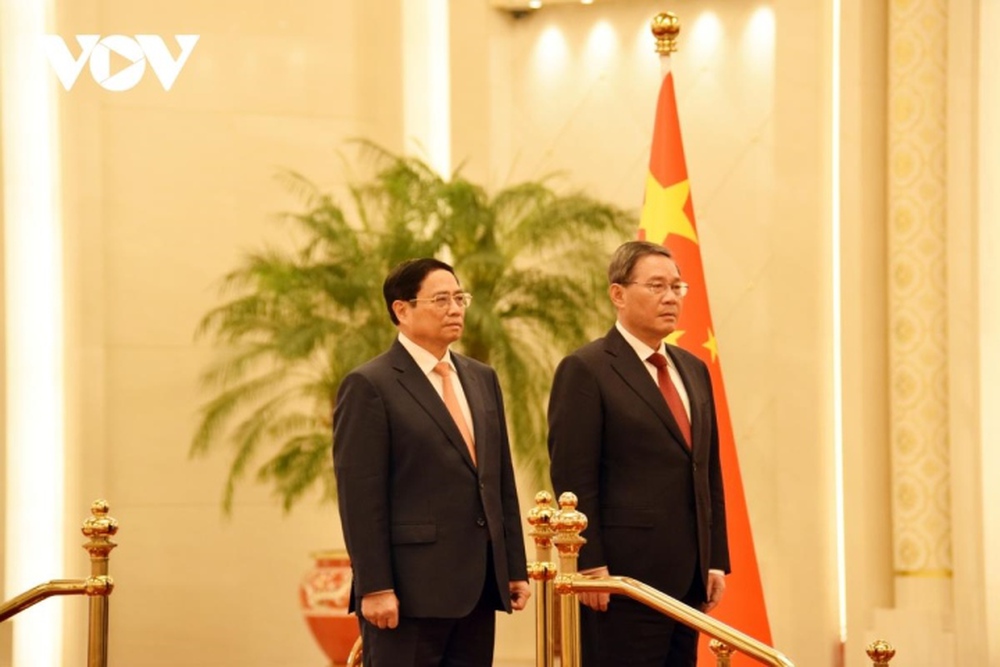 Thủ tướng Trung Quốc đón Thủ tướng Việt Nam, chứng kiến lễ ký 6 văn kiện hợp tác - Ảnh 1.