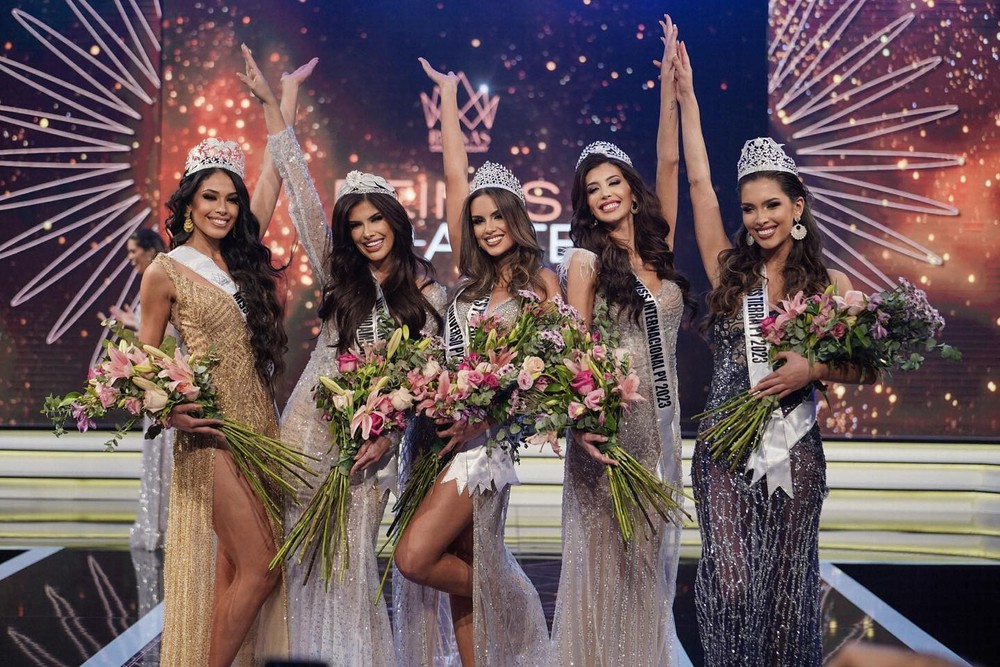 5 Hoa hậu cùng đăng quang trong một đêm - Ảnh 1.
