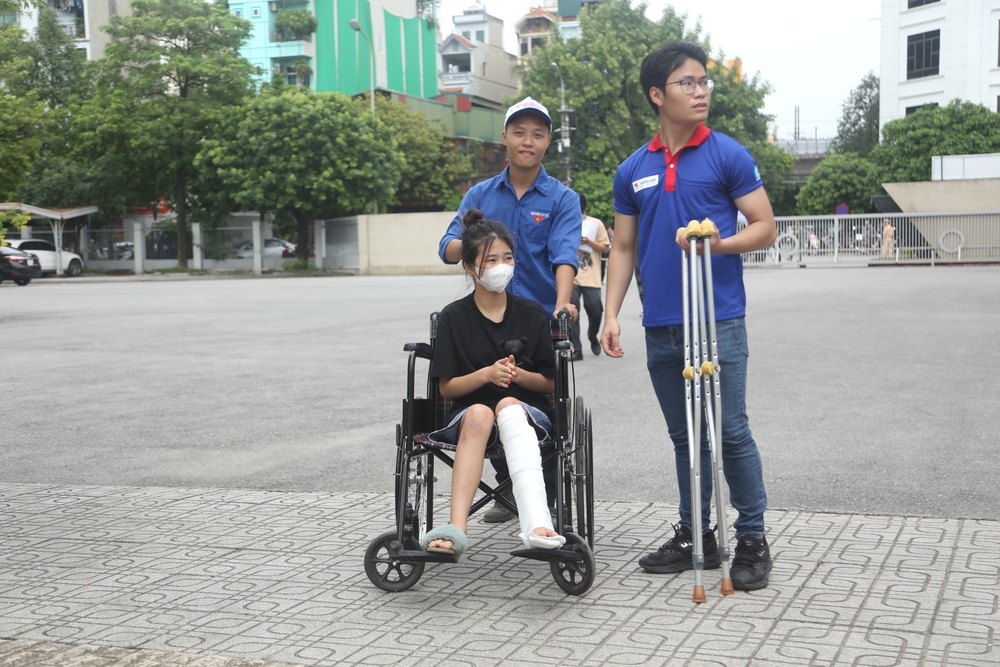Thí sinh bị tai nạn gãy chân, mất căn cước công dân được hỗ trợ tham gia kỳ thi tốt nghiệp THPT 2023 - Ảnh 1.
