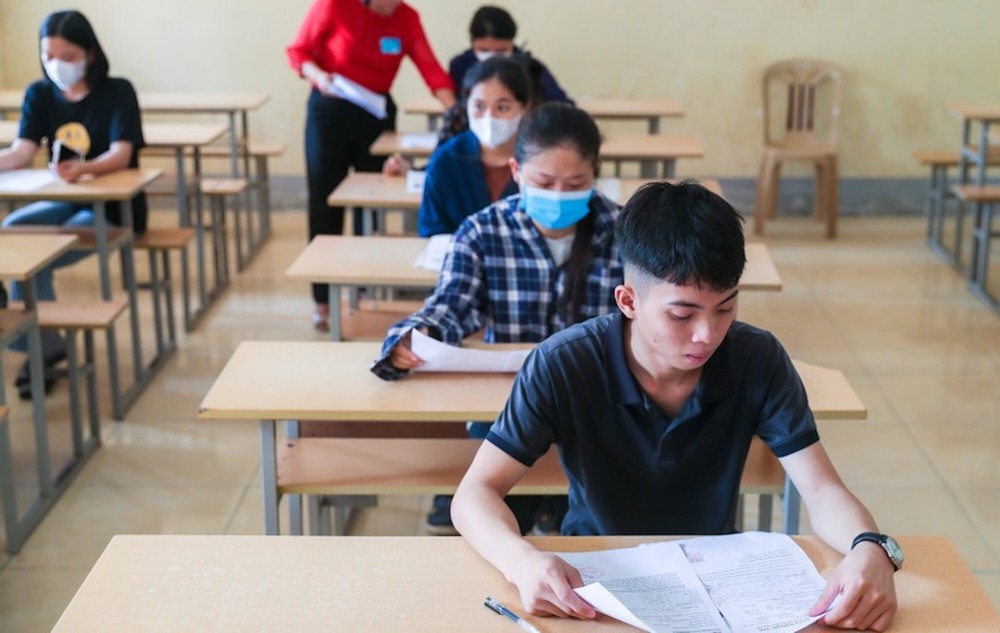Thí sinh ăn xôi đỗ, đoán đề Văn, đội mưa bước vào môn đầu tiên