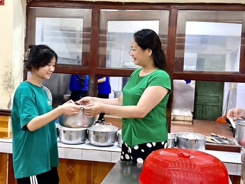 Thầy cô vùng cao xin gạo, thịt nấu cháo đêm tiếp sức cho trò thi tốt nghiệp