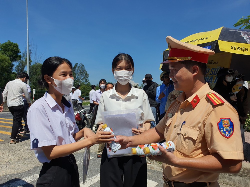 Trời mưa to, ngập sâu, CSGT dùng xe chuyên dụng chở thí sinh đi thi tốt nghiệp THPT - Ảnh 2.