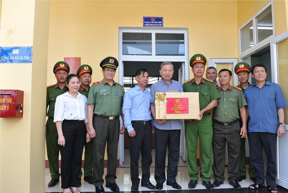 Vụ tấn công trụ sở xã ở Đắk Lắk: Đại tướng Tô Lâm thăm hỏi gia đình các liệt sĩ - Ảnh 3.