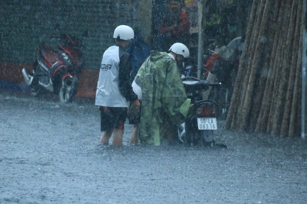 TP HCM mưa mù trời, nhiều nơi xe bơi trong nước - Ảnh 13.