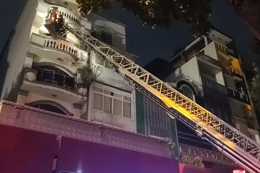 TP HCM: Cháy nhà hàng 7 tầng ở quận 1, nhiều người tháo chạy - Ảnh 2.