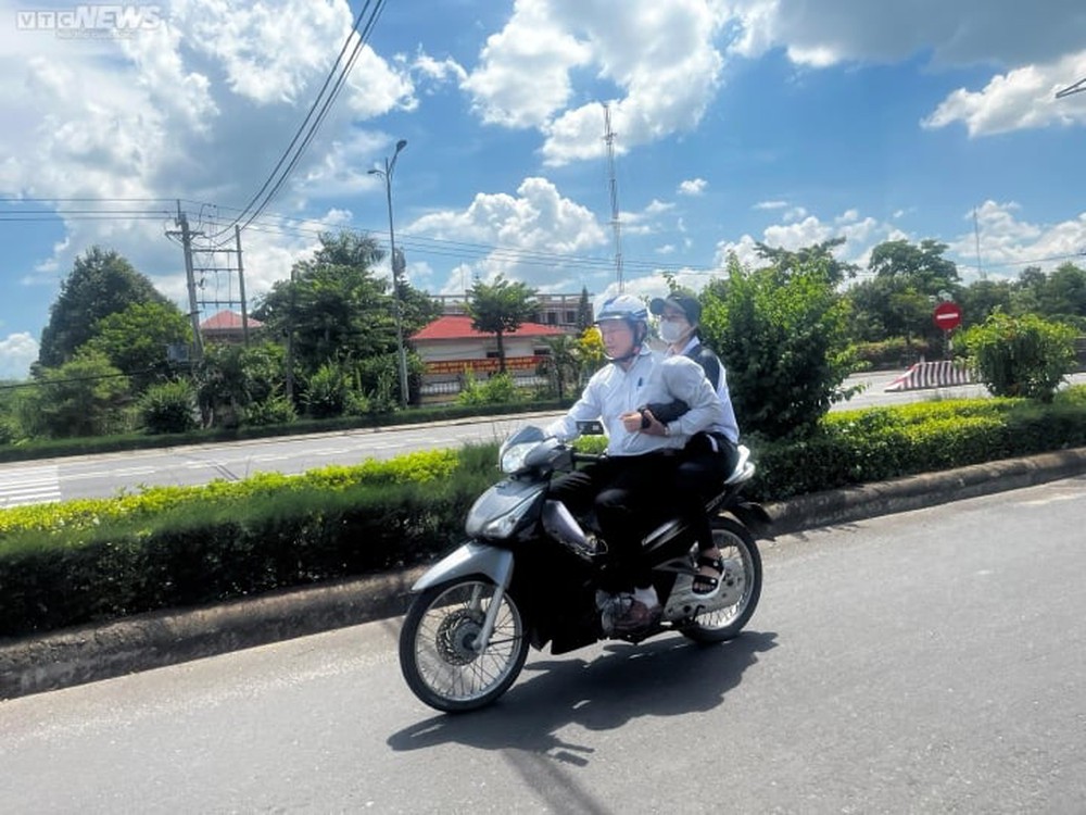 Thầy Phó hiệu trưởng đưa đón học sinh bị tai nạn giao thông đi thi tốt nghiệp - Ảnh 3.