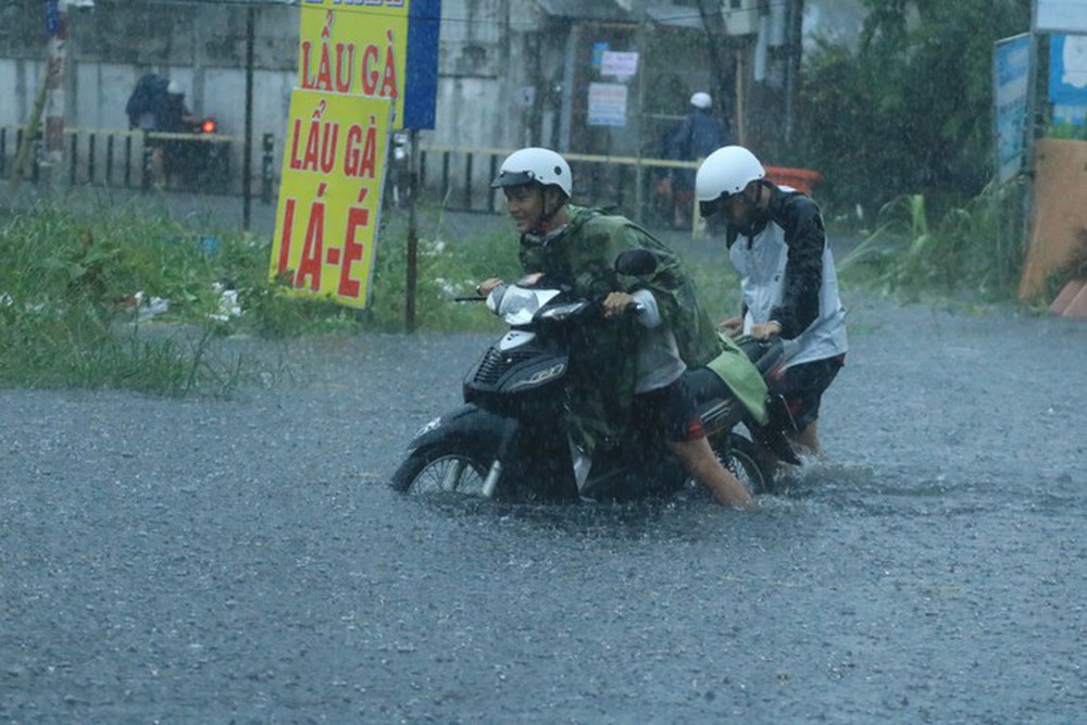 TP HCM mưa mù trời, nhiều nơi xe bơi trong nước - Ảnh 11.